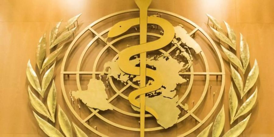 Das Logo der Weltgesundheitsorganisation WHO im europäischen Hauptquartier der Vereinten Nationen in Genf. Foto: Peter Klaunzer/KEYSTONE/dpa