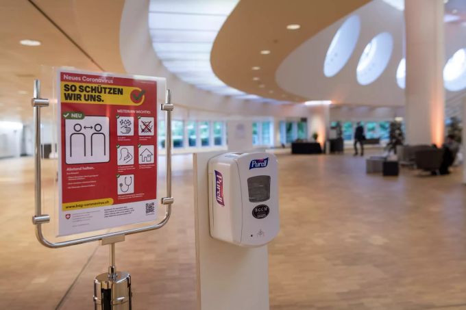 Ein Spender mit Desinfektionsmittel steht bereit im Congress Center in Basel. (Symbolbild) CORONA, COVID-19,