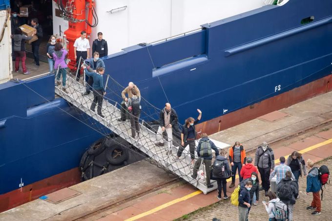 Die Expeditionsteilnehmer und -teilnehmerinnen betreten das deutsche Forschungsschiff "Maria S. Merian". Foto: Sina Schuldt/dpa expedition
