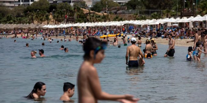Menschen baden im Mittelmeer am Strand von Alimos in der Nähe von Athen. mittelmeer