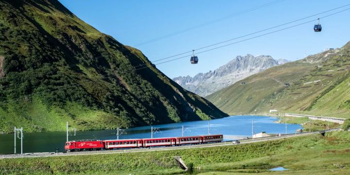 Der Schneehüenerstock-Express bringt Wanderer und Geniesser bequem vom Oberalppass auf den imposanten Schneehüenderstock auf 2600 m ü. M.