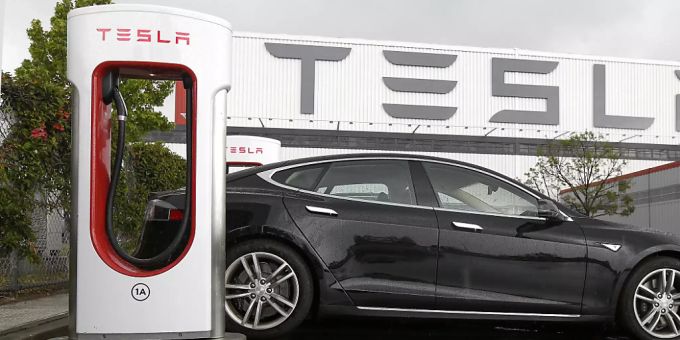 Der US-Elektroauto-Konzern Tesla lässt eine Klage gegen einen Bezirk in Kalifornien im Zusammenhang mit dem Coronavirus fallen. Der Richter hat daraufhin das Verfahren eingestellt. (Archivbild) Der US-Elektroauto-Konzern Tesla lässt eine Klage gegen einen Bezirk in Kalifornien im Zusammenhang mit dem Coronavirus fallen. Der Richter hat daraufhin das Verfahren eingestellt. (Archivbild)
