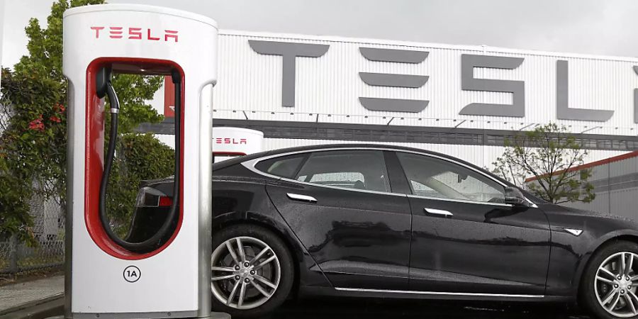 Der US-Elektroauto-Konzern Tesla lässt eine Klage gegen einen Bezirk in Kalifornien im Zusammenhang mit dem Coronavirus fallen. Der Richter hat daraufhin das Verfahren eingestellt. (Archivbild)