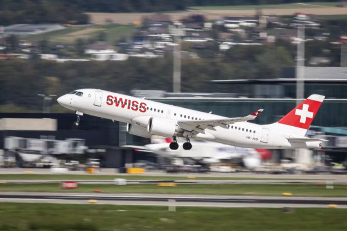 Ein Airbus 220-300 der Swiss startet auf Piste 28 am Flughafen Zürich. zürich rollweg