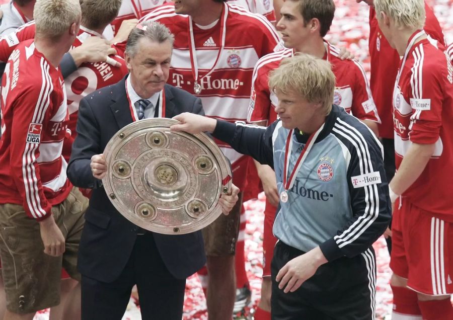 Ottmar Hitzfeld (links, damals Bayern München) und Oliver Kahn jubeln mit der Meisterschale. (Archivbild)