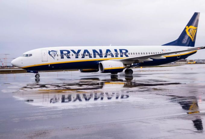 Eine Maschine von Ryanair spiegelt sich auf dem Flughafen Frankfurt (FRA) auf dem regennassen Rollfeld. Ryanair Lufthansa Staatshilfe