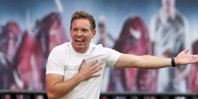 Leizpigs Trainer Julian Nagelsmann gestikuliert während eines Spiels am Spielfeldrand. Julian Nagelsmann