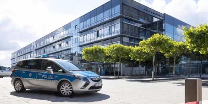 Ein Polizeiauto steht nach einer Bombendrohung vor dem Justizzentrum Erfurt. Foto: Michael Reichel/dpa-Zentralbild/dpa Ein Polizeiauto steht nach einer Bombendrohung vor dem Justizzentrum Erfurt. Foto: Michael Reichel/dpa-Zentralbild/dpa