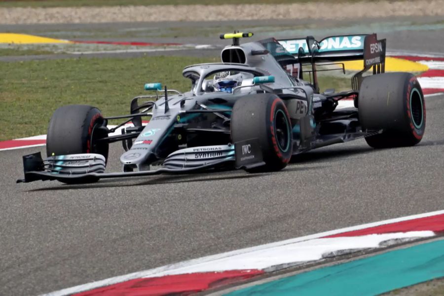 Valtteri Bottas am Steuer des Mercedes W10 beim GP von China 2019.