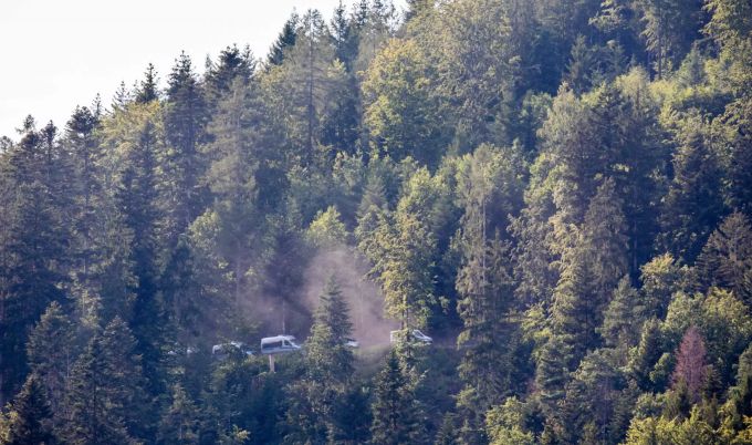 Fahrzeuge der Polizei fahren durch den Wald in der Nähe von Oppenau. Oppenau