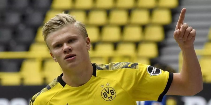 Entspannt beim Holzhacken in der Heimat: BVB-Torjäger Erling Haaland. Foto: Martin Meissner/AP-Pool/dpa