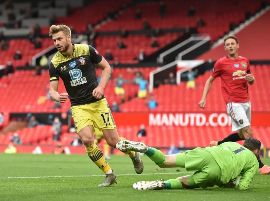 Southamptons Stuart Armstrong (l.) bezwingt David de Gea im Tor von Manchester United.