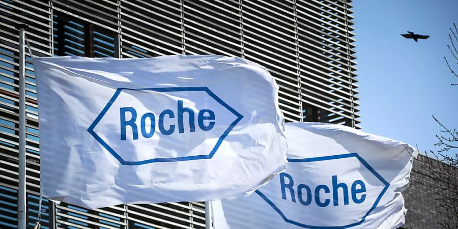Roche-Fahnen am Hauptsitz in Basel