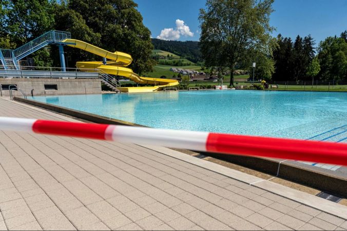 Das abgesperrte Becken bei der Rutschbahn