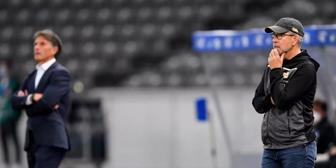 Urs Fischer (r.) verliert das Trainerduell gegen Bruno Labbadia. Bundesliga