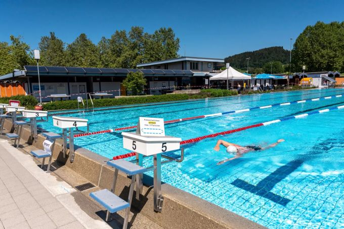 Auf jeweils zwei Bahnen können 5 Personen im Kreis schwimmen. Zwischen jeder Doppelbahn muss eine freie Bahn liegen. Badi Konolfingen