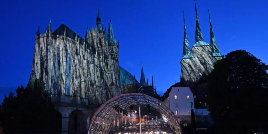 Vor der Kulisse des Erfurter Mariendoms und der Severikirche beginnt das Festival unter dem Motto «Wir sind da!». Foto: Martin Schutt/dpa-Zentralbild/dpa