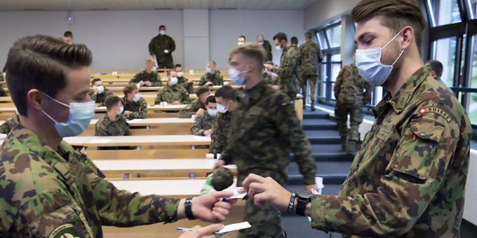 Armeeangehörige testen die Corona-Warn-App DP-3T. (Archivbild) Armee