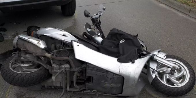 Ein verunfallter Roller. (Symbolbild) Bern Roller Verletzt