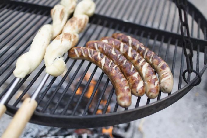 Beim gemeinsamen Grillieren wird wohl auch im Sommer ein Abstand von zwei Metern Pflicht bleiben. grill sommer coronavirus