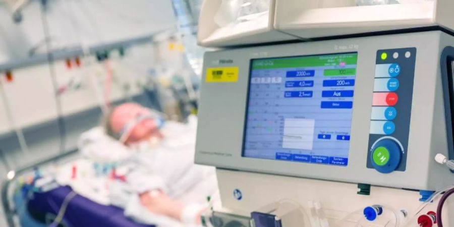 Ein Patient mit schwerem Covid-19-Verlauf auf der Intensivstation eines Krankenhauses. Vorläufigen Studienergebnissen zufolge könnte ein Entzündungshemmer die Sterberate bei schweren Covid-19-Verläufen senken. Foto: Peter Kneffel/dpa