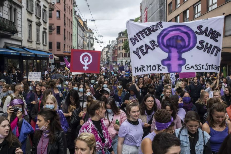 Trotz Corona-Verbot demonstrierten am Sonntag in Zürich hunderte Frauen (und Männer) für feministische Anliegen.