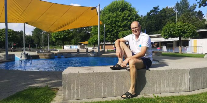 Christof Hübscher, Bademeister im Schwimmbad Walkematt in Lenzburg, vor dem neu gestrichenen Planschbecken. Christof Hübscher
