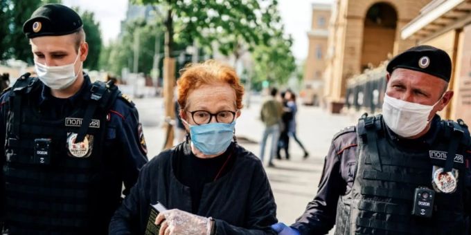 Polizisten führen eine demonstrierende Journalistin ab Polizisten führen eine demonstrierende Journalistin ab