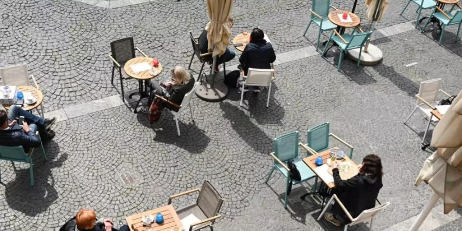 Der Aussenbereich eines Lokals in Mainz. Die Corona-Lockerungen haben die Geschäfte von Hoteliers und Gastwirten im Mai etwas belebt. Foto: Arne Dedert/dpa