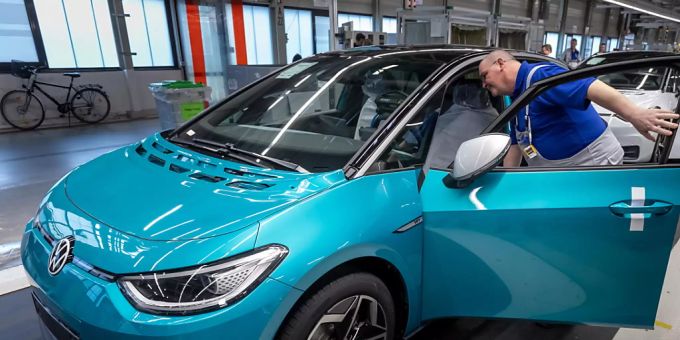 Das Elektroauto ID.3 von VW soll mit leichter Verspätung im September auf den Markt kommen. (Archivbild) Elektroauto, VW
