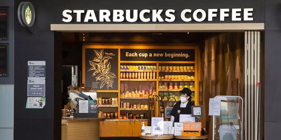 Der Kaffeeriese Starbucks schreibt im zweiten Quartal wegen Corona wohl rote Zahlen. Auch in China brachen die Verkäufe ein.(Archivbild)