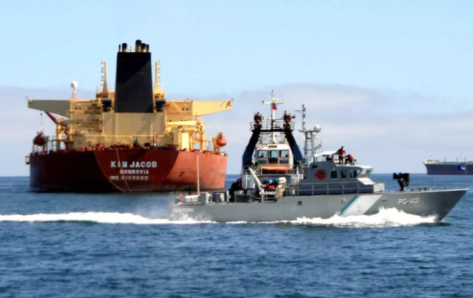 Venezuela: Ein Öltanker wird von einem Militärschiff eskortiert. (Symbolbild) Öltanker Venzeuela