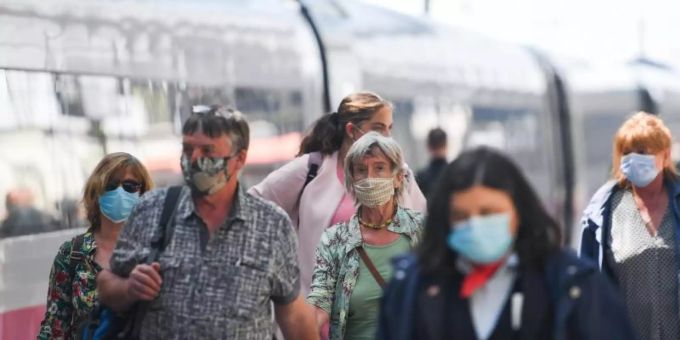 Reisende sind mit Mundschutz auf dem Frankfurter Hauptbahnhof unterwegs. Foto: Arne Dedert/dpa Reisende sind mit Mundschutz auf dem Frankfurter Hauptbahnhof unterwegs. Foto: Arne Dedert/dpa