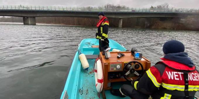 Feuerwehr Wettingen auf der Limmat. Die Feuerwehr Wettingen wurde über das vergangene Auffahrts-Wochenende