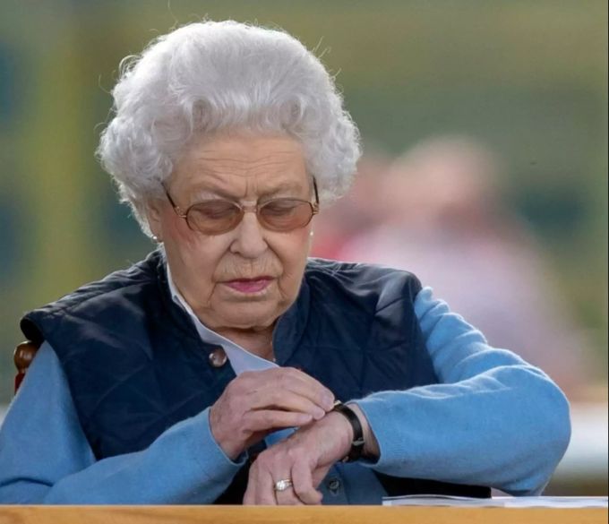 Die britische Queen Elizabeth II. verfolgt eines ihrer Pferde bei der Pferdeschau «Royal Windsor Horse Show» am Schloss Windsor und schaut auf ihre Armbanduhr. Queen Elizabeth II.
