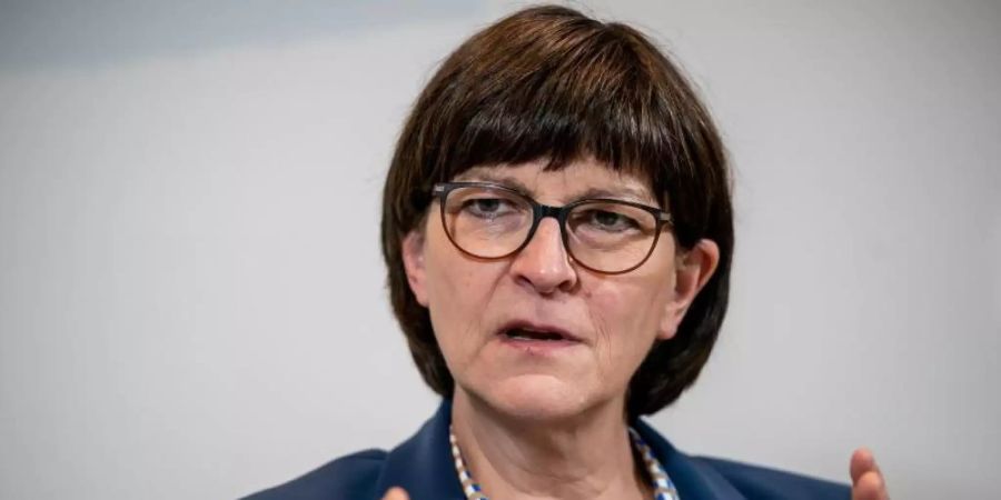 «Eigentlich müssten alle Arbeitgeber zum Beispiel zuhause nachprüfen, ob der Stuhl überhaupt geeignet ist», sagt Saskia Esken. Foto: Michael Kappeler/dpa