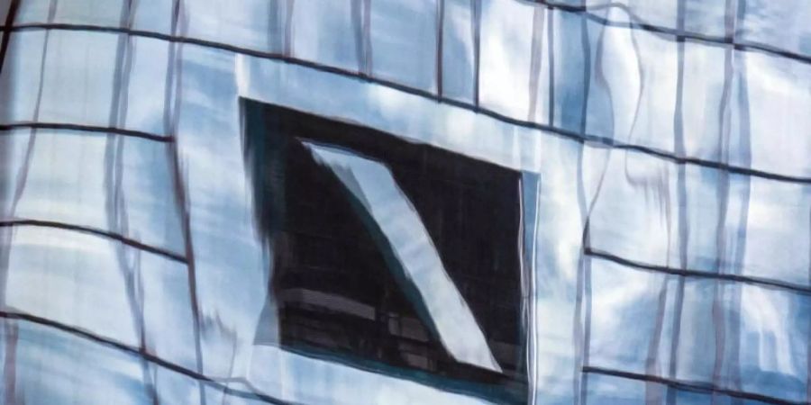 Trotz eines überraschend guten Jahresstarts steht in der Zwischenbilanz der Deutschen Bank für das erste Quartal unterm Strich ein Verlust. Foto: Boris Roessler/dpa