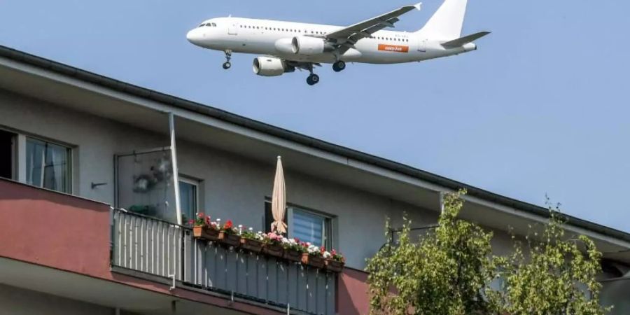 Mit dem Einbruch des Flugverkehrs in der Corona-Krise ist es mancherorts deutlich ruhiger geworden. Doch zu langfristigen Effekten für die Gesundheit wird dies eher nicht führen. Foto: Jens Kalaene/dpa-Zentralbild/dpa