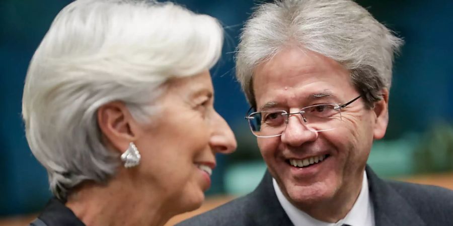 Der europäische Wirtschaftskommissar Paolo Gentiloni (rechts) im Gespräch mit EZB-Präsidentin Christine Lagarde. Gentiloni hält einen Fonds für den Wiederaufbau der Wirtschaft nach der Coronakrise im Umfang von 1,5 Billionen Euro für nötig. (Archivbild)
