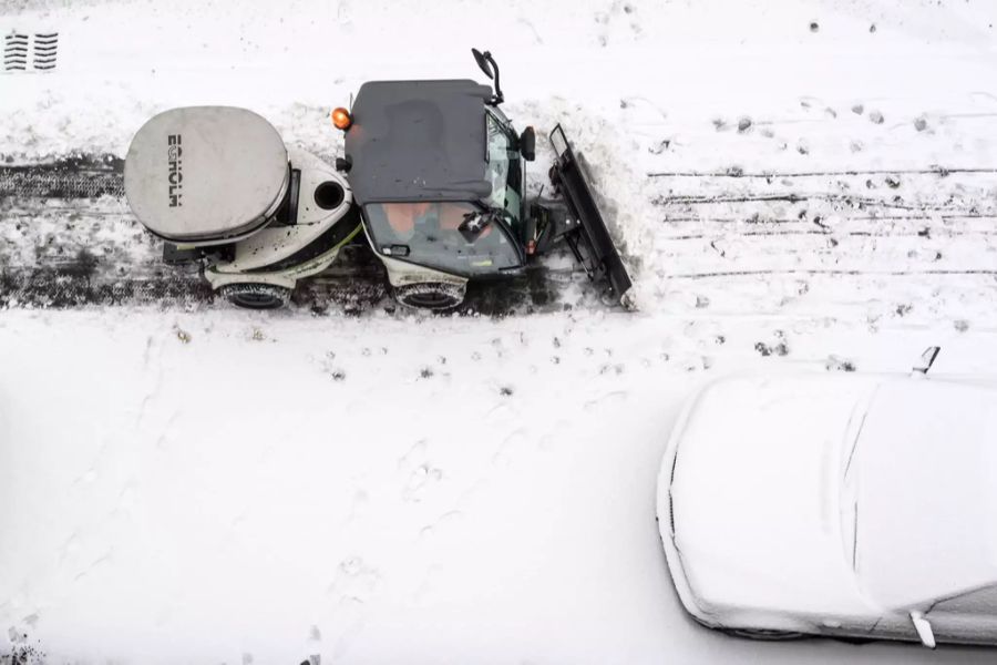 Ein Kommunalfahrzeug räumt im Winter Schnee weg (Symbolbild)