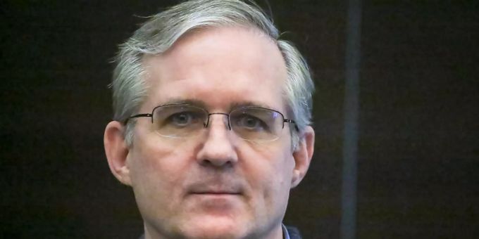 ARCHIV - Der US-Bürger Paul Whelan steht im Gerichtssaal eines Moskauer Gerichts und hört sein Urteil. Der wegen Spionage zu 16 Jahren Straflager verurteilte US-Bürger Paul Whelan kann auf einen Austausch mit russischen Häftlingen in den USA hoffen. Foto: Sofia Sandurskaya/Moscow News Agency/AP/dpa paul whelan