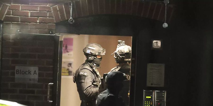 Bewaffnete Polizei rückte am Sonntagabend in Reading nahe London aus, um einen Messerstecher zu überwältigen, der drei Personen getötet und drei weitere Personen verletzt hat.