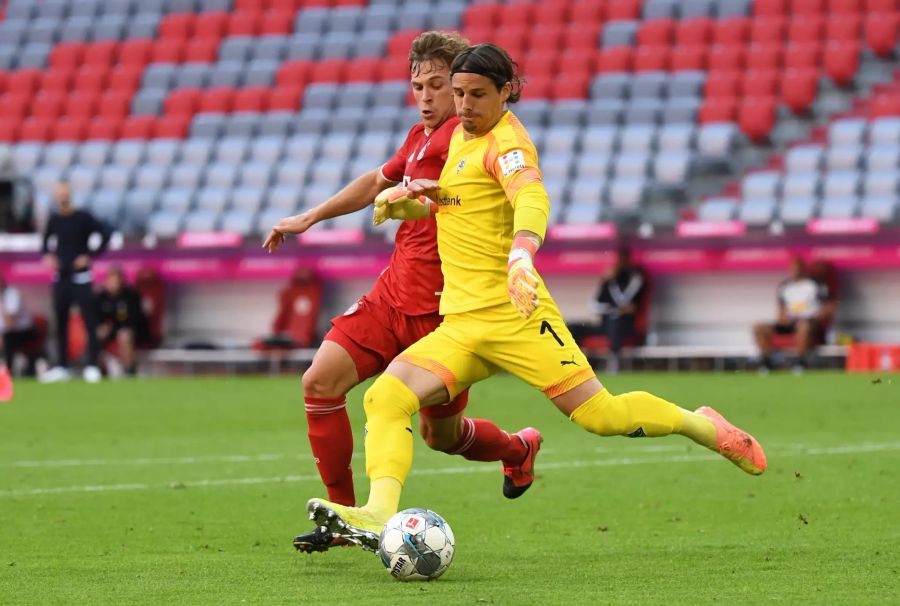 Yann Sommer (Borussia Mönchengladbach) kämpft gegen Joshua Kimmich (Bayern München) um den Ball.