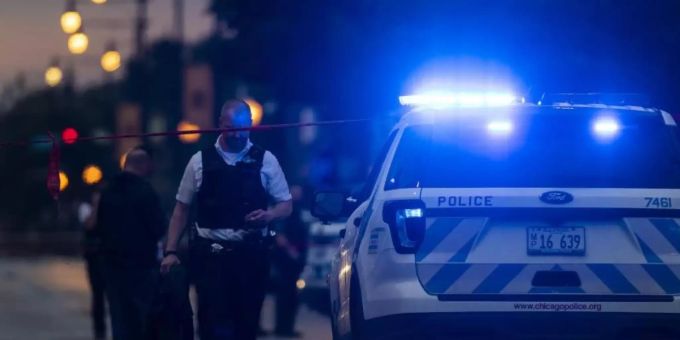 Polizisten untersuchen den Tatort einer Schiesserei in Chicago. Foto: Tyler Lariviere/Chicago Sun-Times/AP/dpa Polizisten untersuchen den Tatort einer Schiesserei in Chicago. Foto: Tyler Lariviere/Chicago Sun-Times/AP/dpa