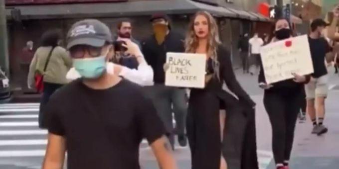 «Nur nachschreien!» - Regeln für Weisse an Floyd-Demos gehen viral