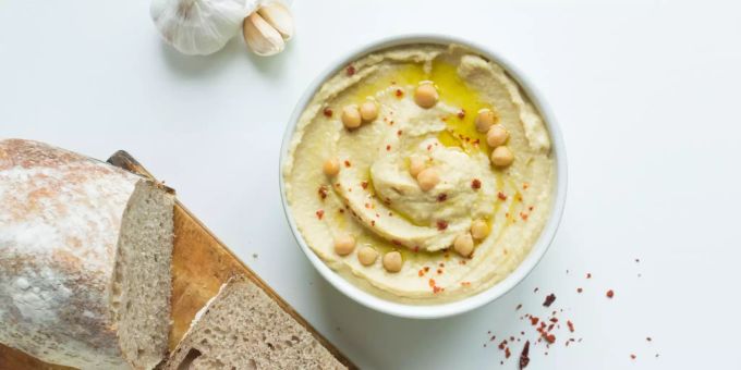 Frischer Hummus mit Brot. Hummus mit Brot