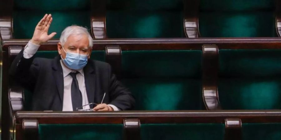 Jaroslaw Kaczynski, Vorsitzender der nationalkonservativen Regierungspartei PiS, hebt während einer Parlamentssitzung. Foto: Grzegorz Banaszak/ZUMA Wire/dpa