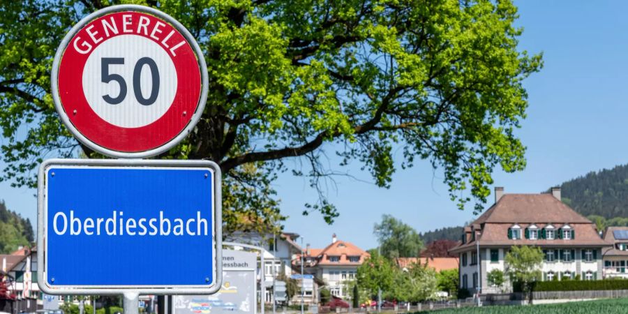 Ortstafel von Oberdiessbach und das Haus der Gemeindeverwaltung Oberdiessbach (rechts).