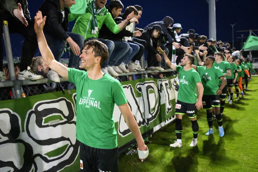 Die Spieler des FC St.Gallen feiern den Cupfinal-Einzug mit den mitgereisten Fans.