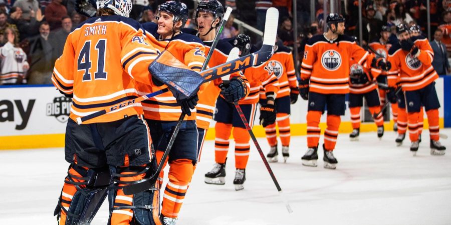 Die Edmonton Oilers feiern ihren Sieg.